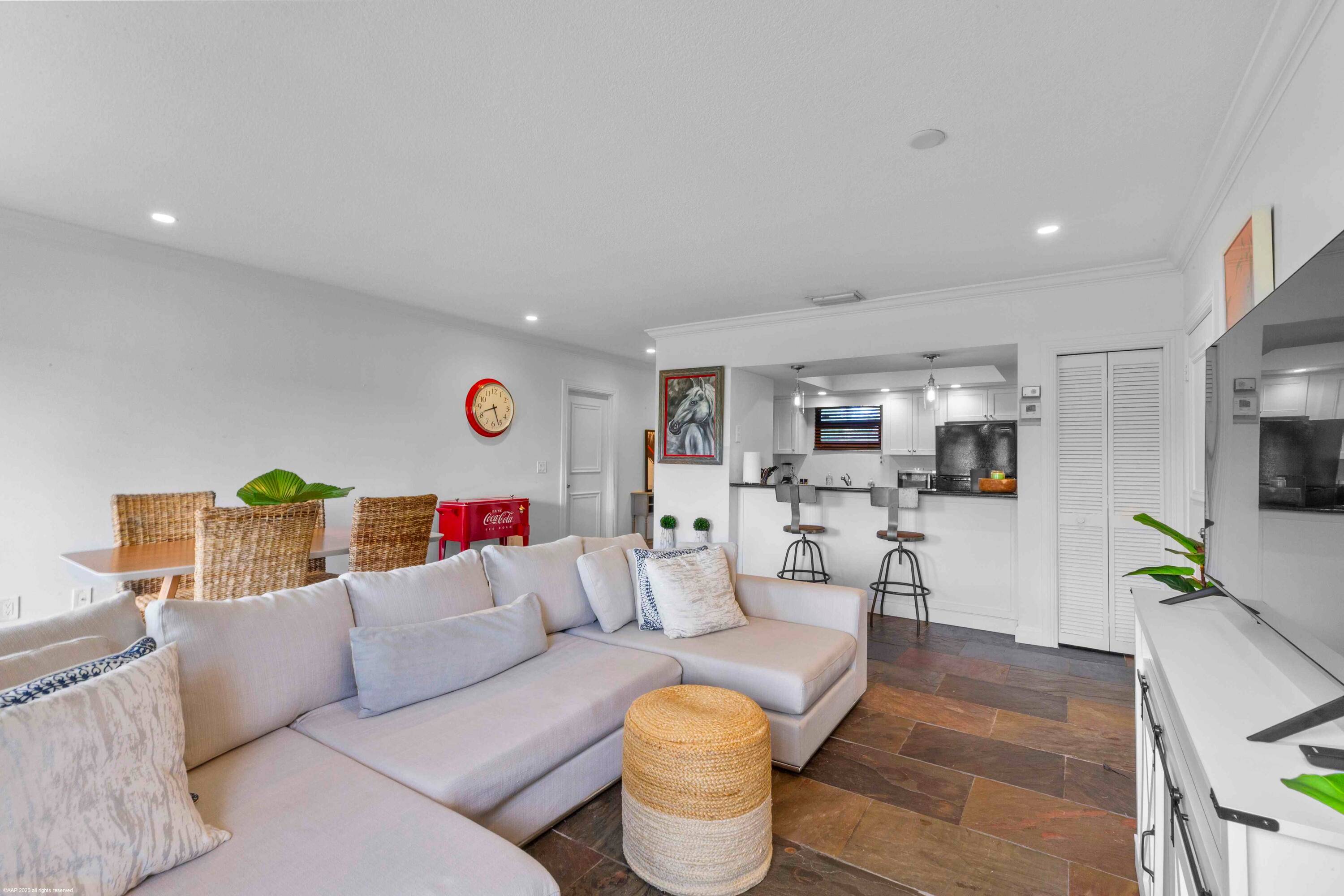 AVAILABLE FURNISHED AND TURNKEY !