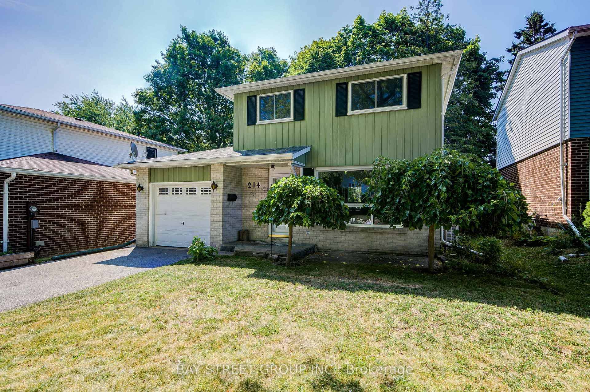 This beautifully updated 3 1 bedroom, 2 bathroom detached home in central Newmarket features a full house repaint including basement, designer pot lights in the living room, kitchen, and upper ...