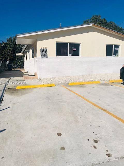 2 PLEX, brand new roof 2026, REMODELED windows, Plumbing, Central air, New AC DUCK and BRAND NEW AC unit 1, 4 parking spaces.