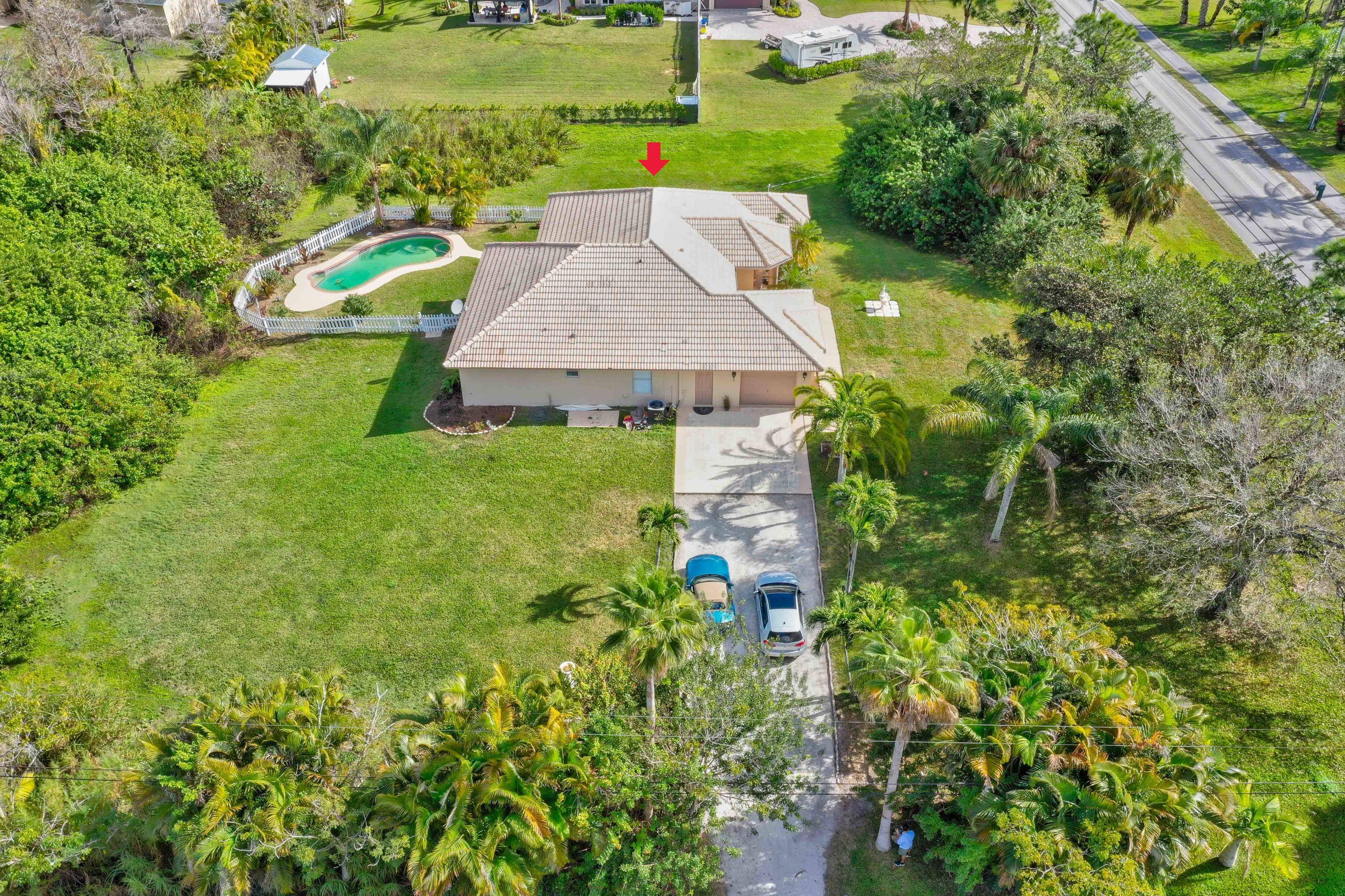 Immaculate, updated, 2 min to 95, 5 min shops restaurants, golf movie, 10 min to beach, 15 min to airport brand new chain link fence, POOL, Jacuzzi, playground, parks, racquetball, ...