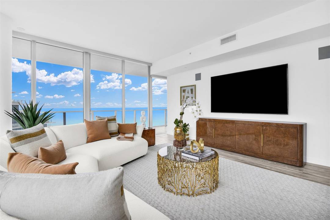 Residence S 906, is located in a spectacular oceanfront building, Auberge Residences !