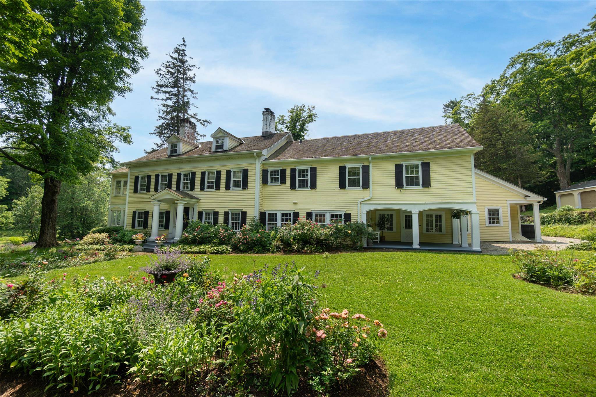 Offered for the first time in 35 years, Buxton Pond Farm is a rare and distinguished offering in the heart of Bedford Hills.