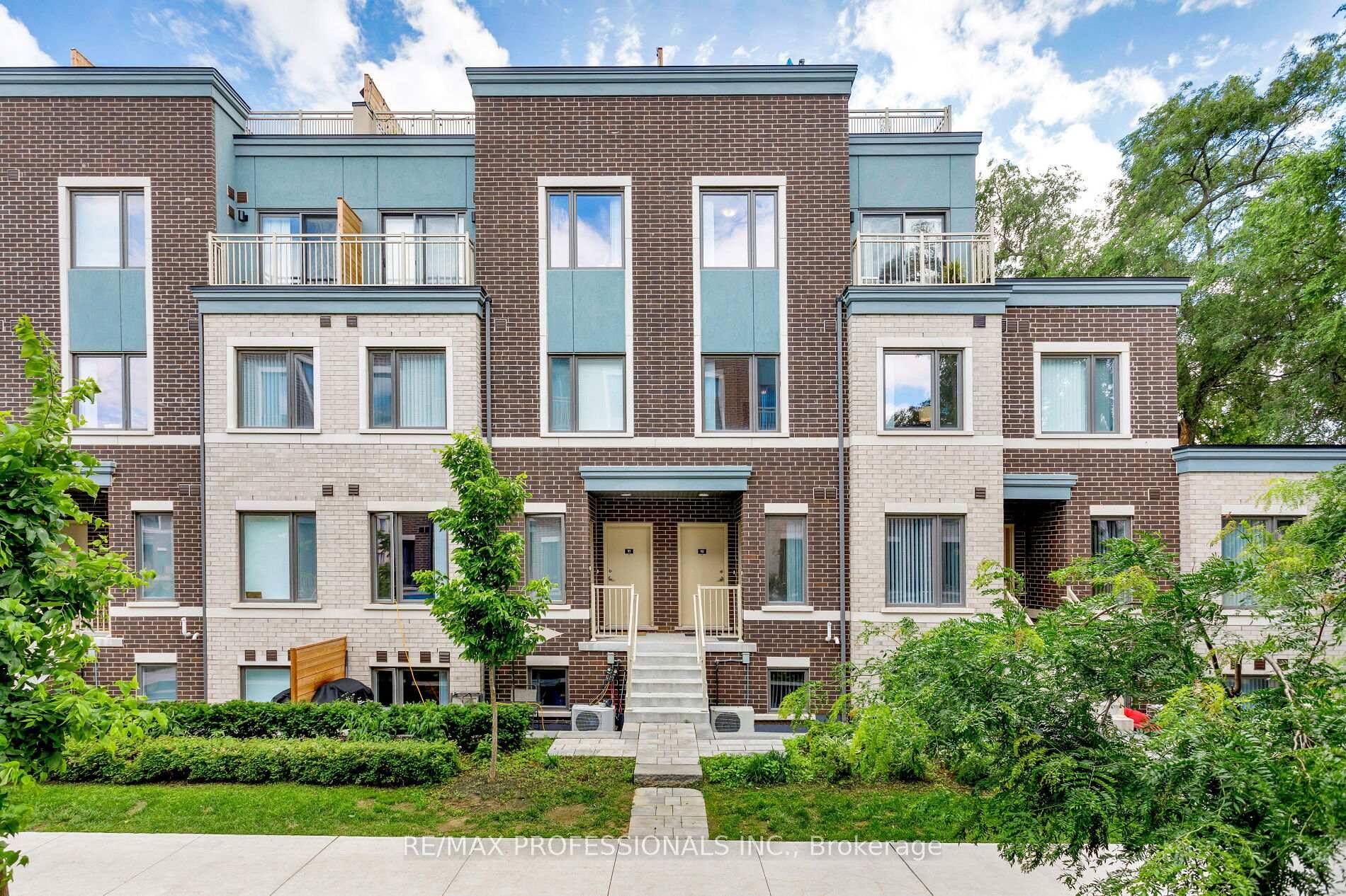 Discover effortless modern living in this like new 2023 Menkes built townhome in New Toronto, near the lake !