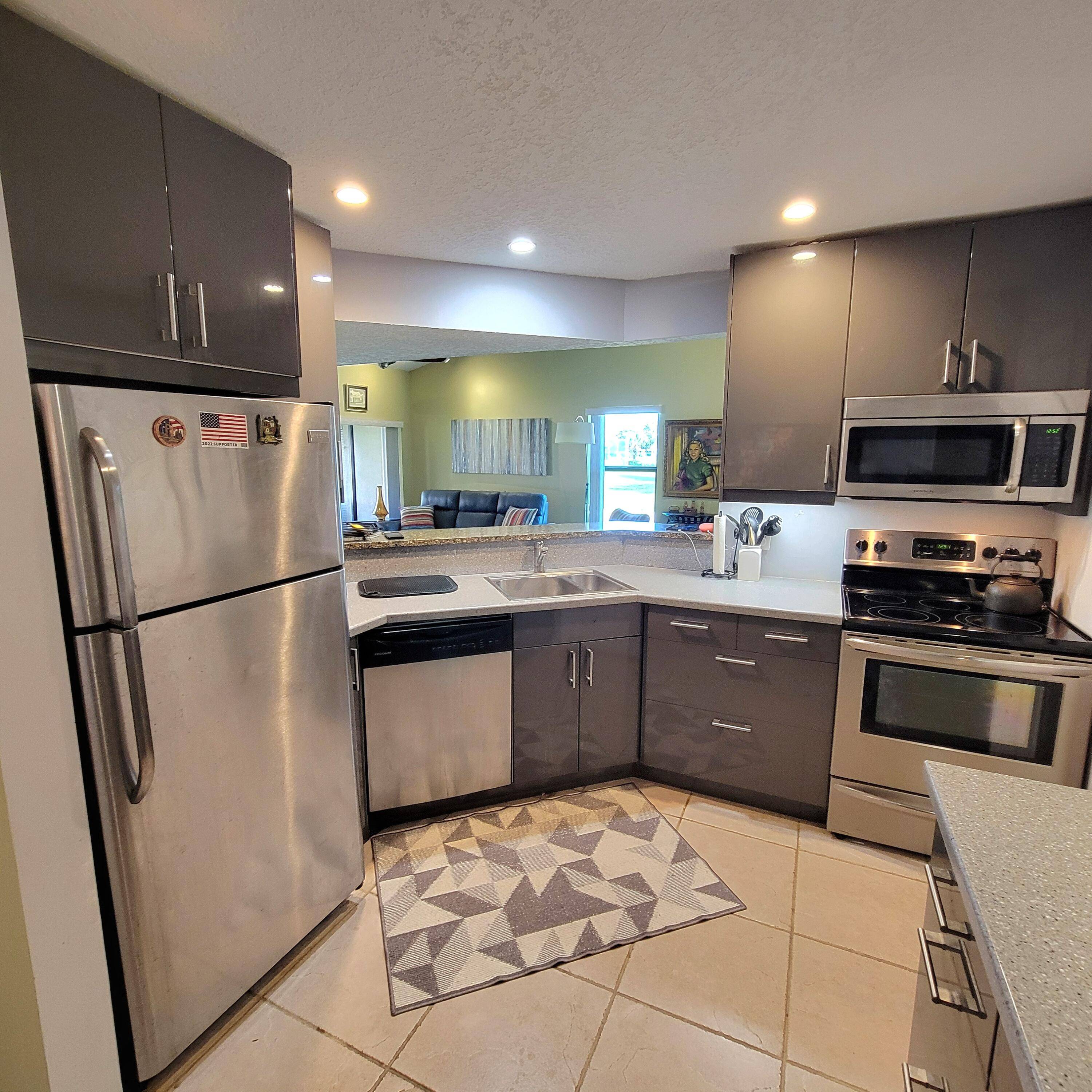 EXCEPTIONAL CORNER END VILLA OFFERS A CUSTOM DESIGNED KITCHEN AND WET BAR COMPLETE WITH WINE COOLER AND MINI FRIG GRANITE COUNTERTOPS SS APPLANCES PLENTY OF PANTRY STORAGE DRAMATIC VAULTED CEILINGS ...