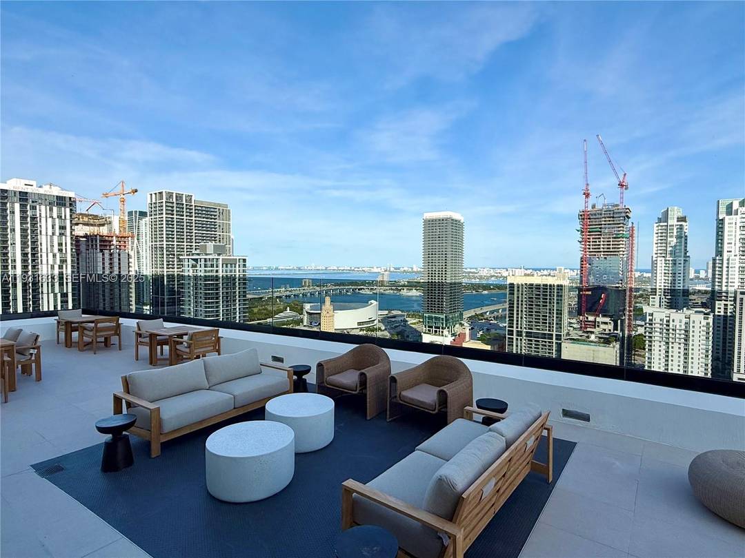 District 225 is a 37 story luxury residential tower located in the heart of Downtown Miami.
