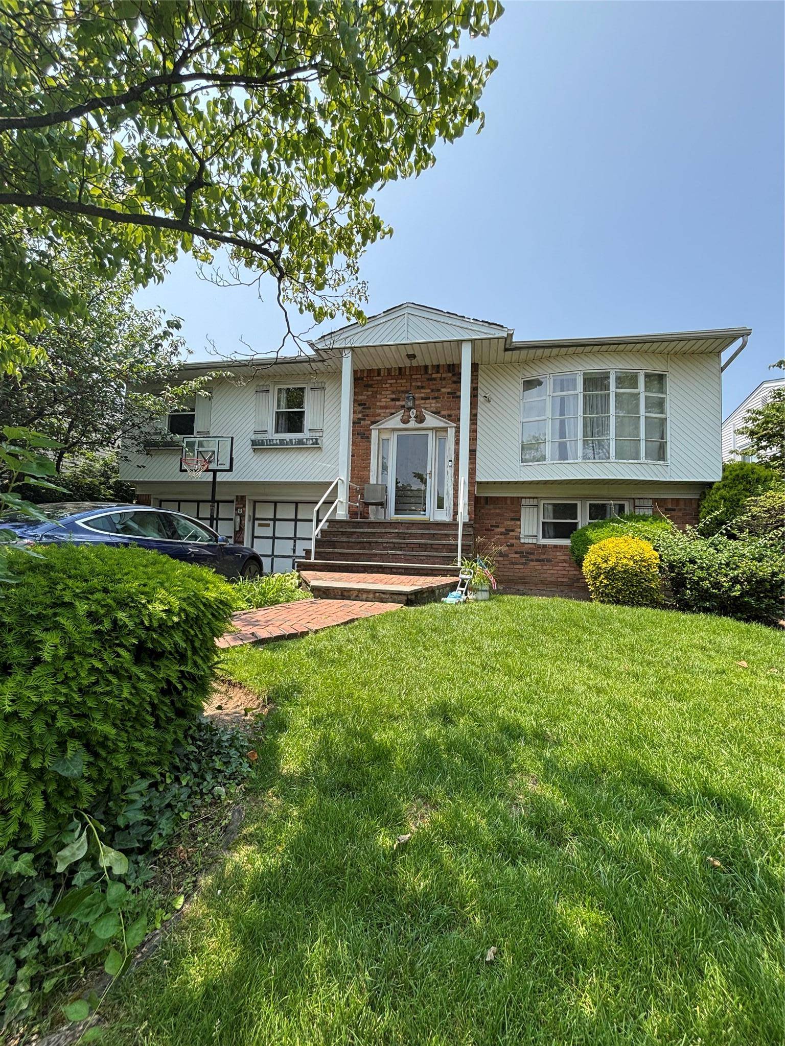 Welcome to this Spacious 5 Bedroom, 3 Bathroom Home in Prime North Woodmere Woodmere Hewlett School District 14 Come check out this beautifully updated home in the prime of North ...