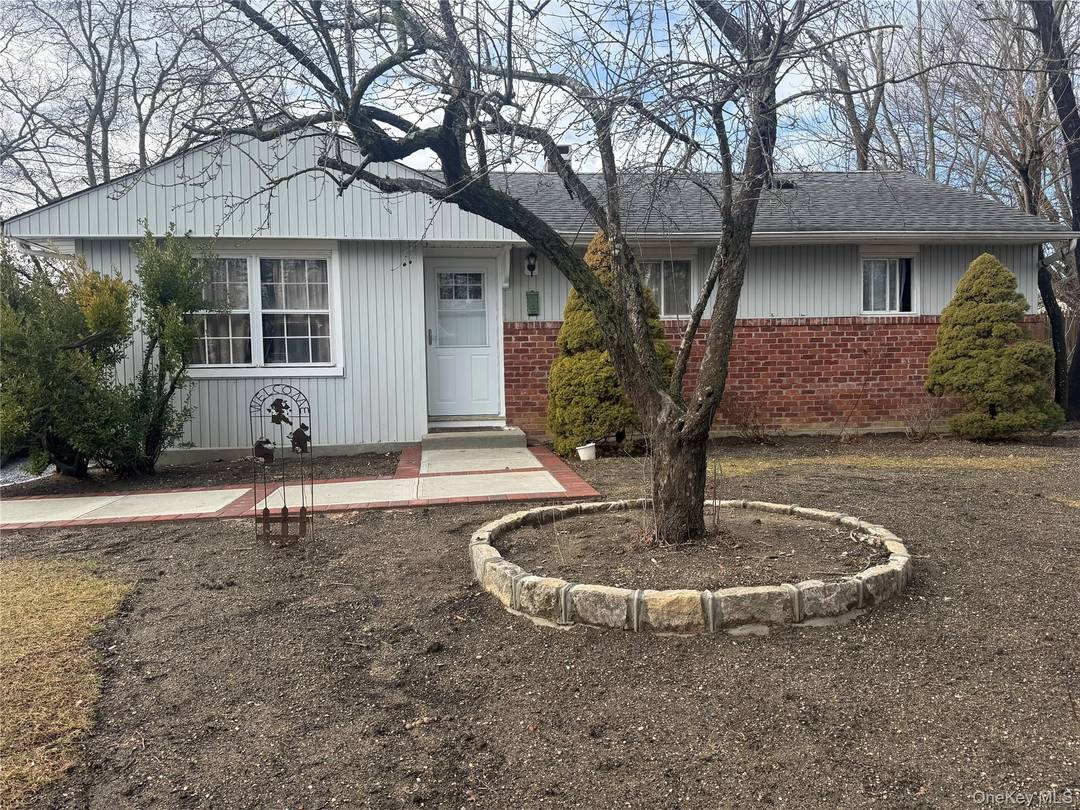 Discover effortless living in this convenient 3 bedroom, 1 bathroom ranch.