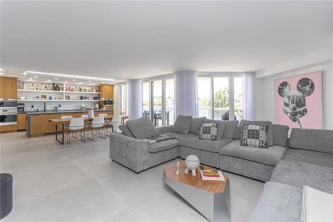 3 bedrooms, 3 bathrooms townhouse featuring unobstructed Intracoastal views.