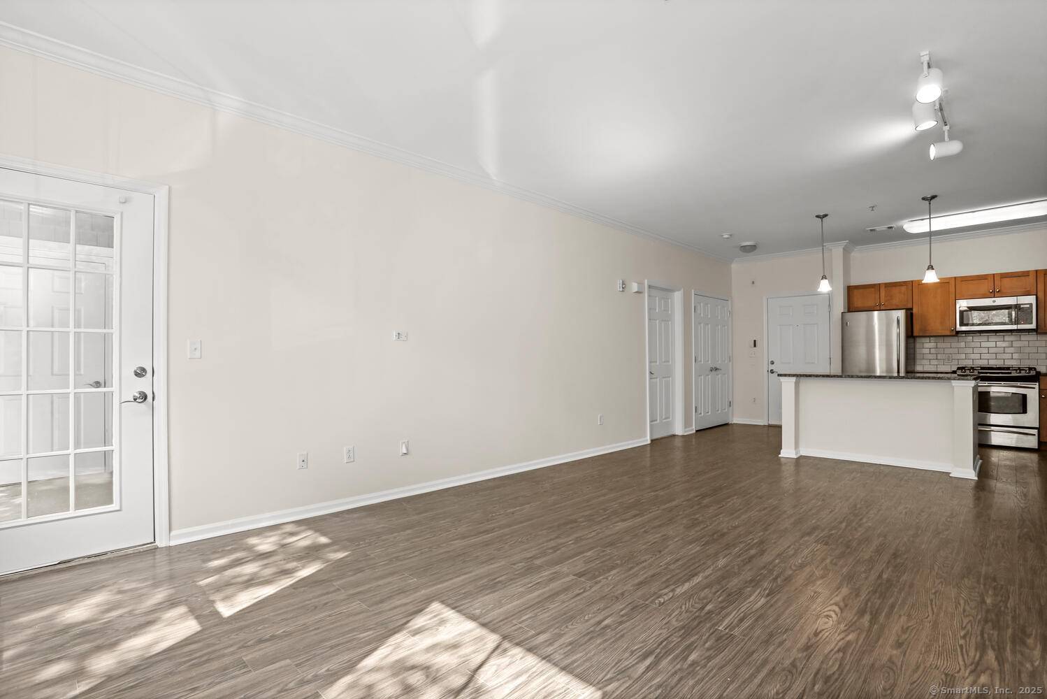 Gorgeous 2 bedroom unit in sought after downtown building with a PRIVATE ENTERANCE no need to go through the building !