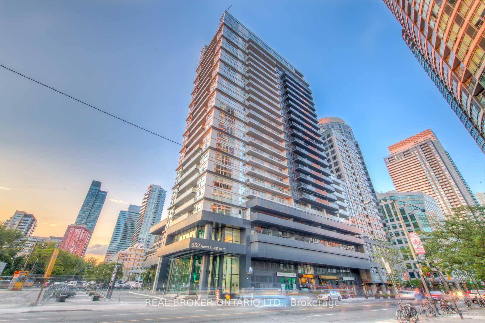 Spacious 1Br Unit With 9Ft Ceiling In The Heart Of The Waterfront District, Available At Fly Condos !