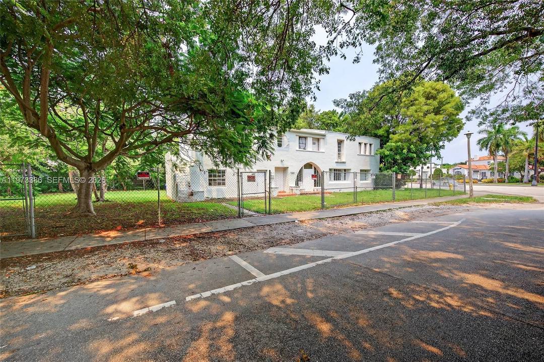 Retail Office Restaurant Exceptional High visibility corner property located in the heart of Miami s iconic MiMo District along Biscayne Boulevard 13, 912 SQ FT LOT with T5 O and ...