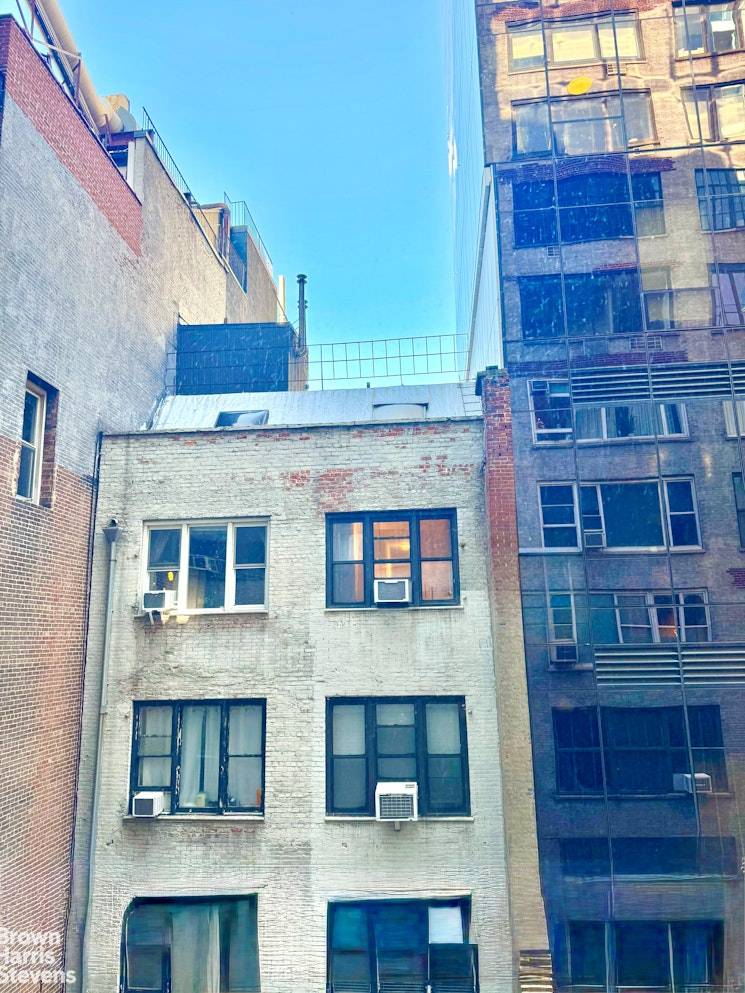 Discover the perfect blend of pre war, loft charm and modern functionality, all within a full service, luxury building !