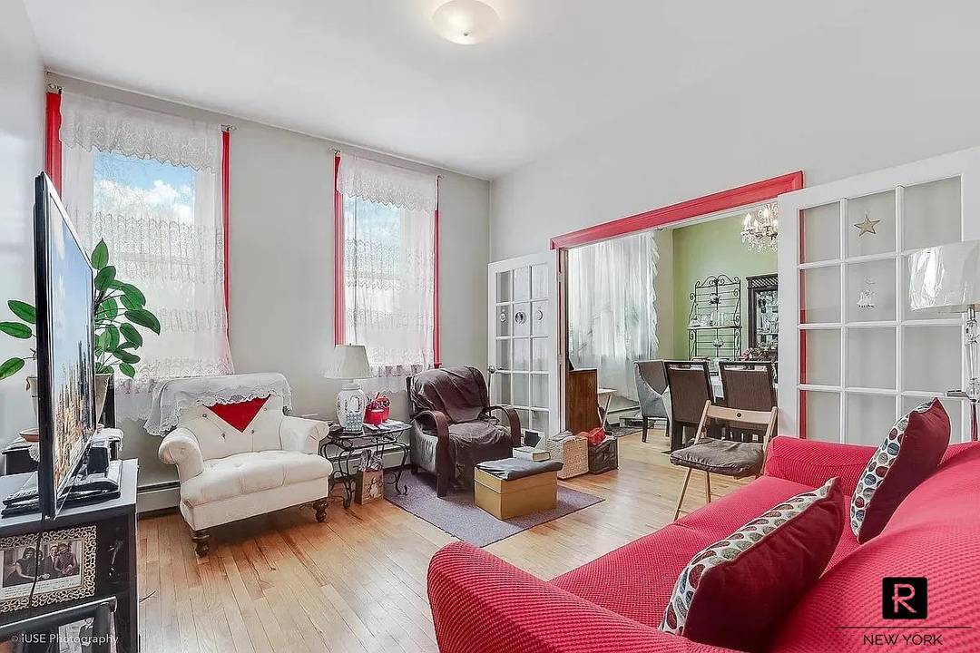 Rarely available and impeccably preserved, this spacious 3 bedroom home offers direct, unobstructed views of Central Park.
