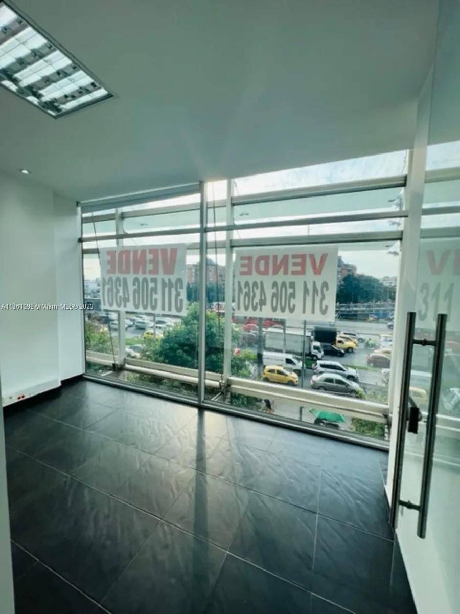 OFFICE FOR SALE, Chico Norte Bogotá, Colombia Torre Proksol, third exterior floor, corner completely finished and with improvements, good lighting and view.