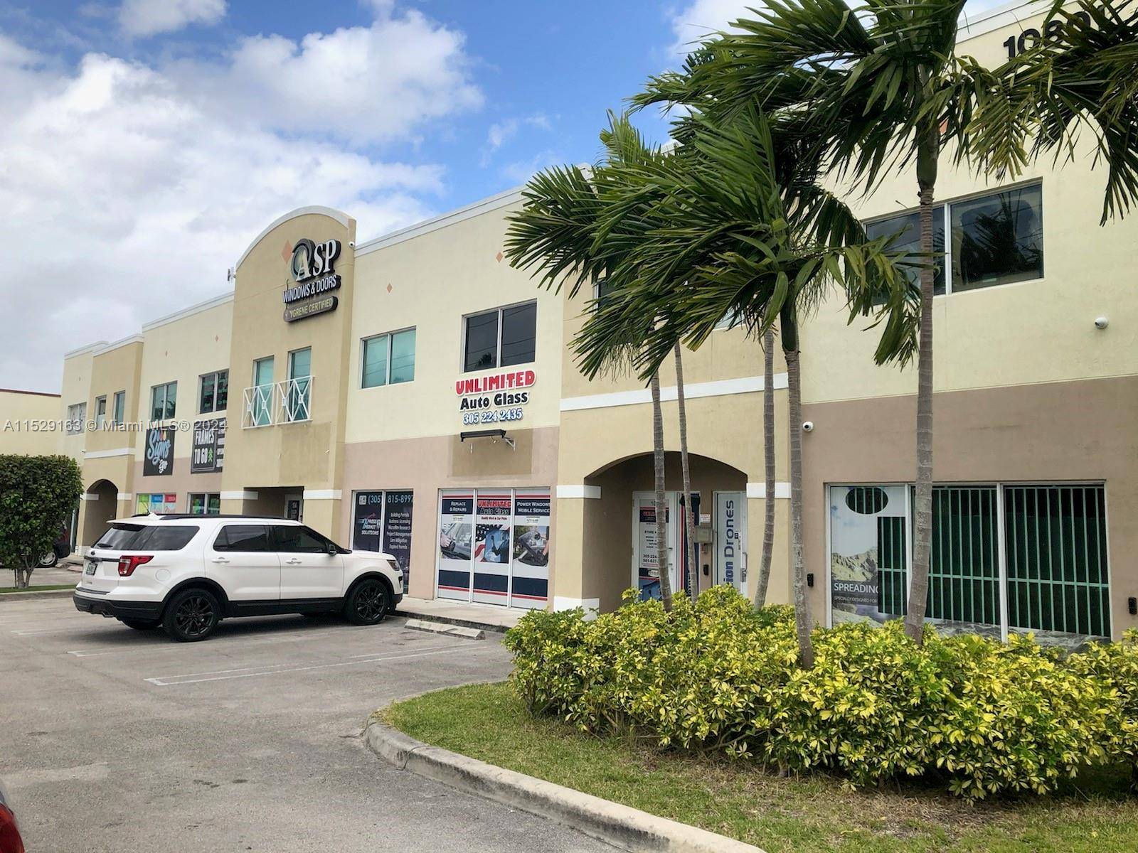Office warehouse available in the best location, between Miami International Mall and Dolphin Mall offering the best exposure.