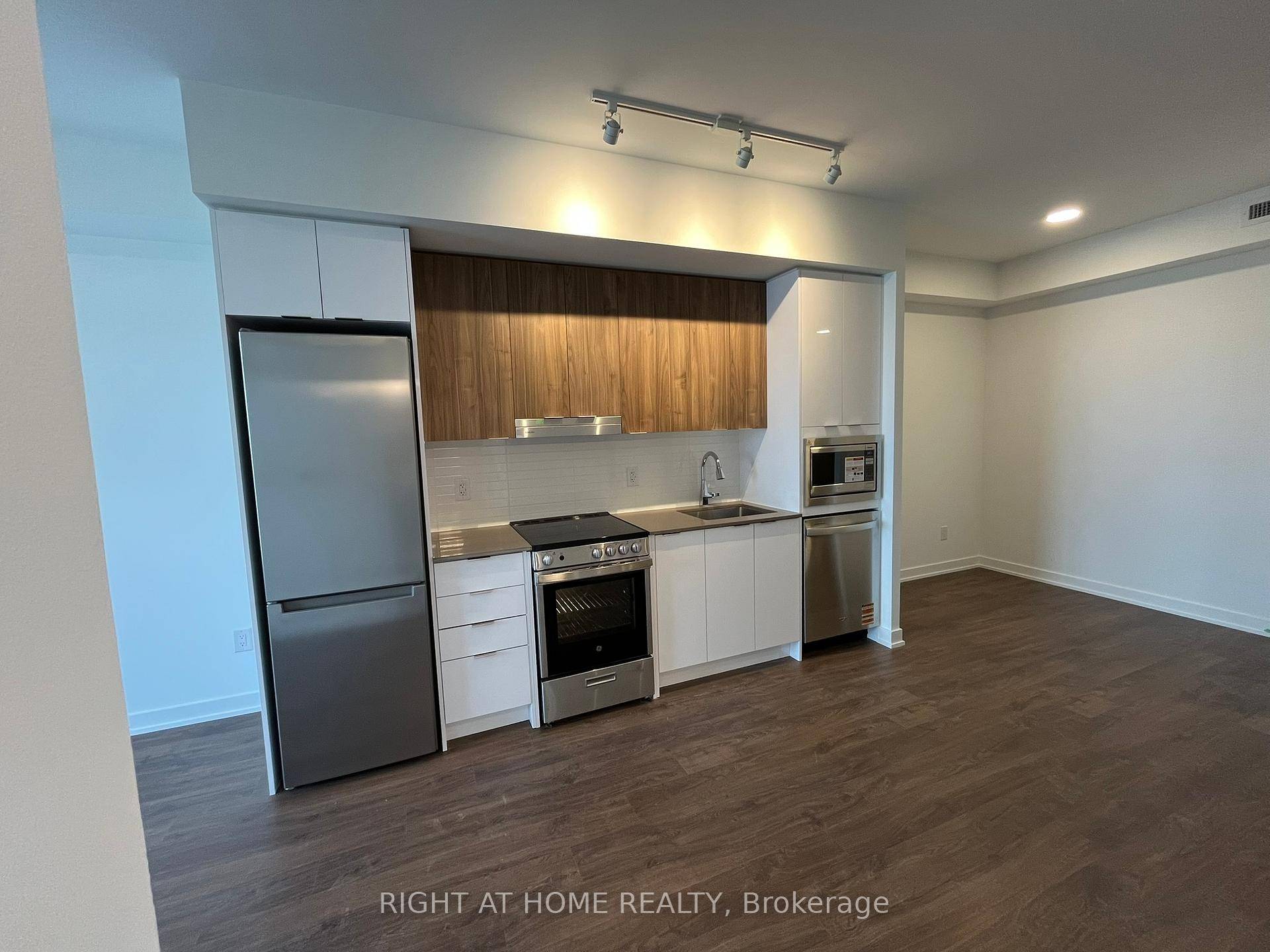 Newcomers welcome Beautiful Brand New One Bdrm Plus Den Luxury Condo In Canopy Tower, Den Can Be Used As A 2nd Bedroom.