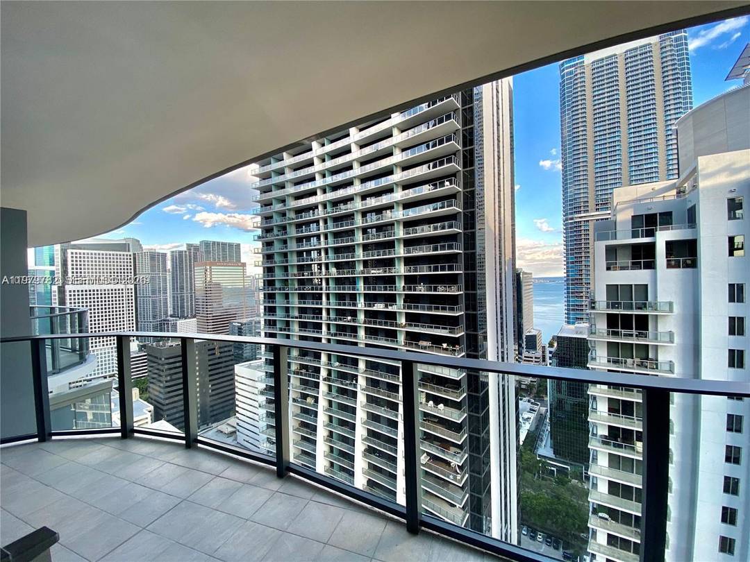 Beautiful 1 bedroom unit located in the heart of Brickell offering spectacular city and water views from a bright and spacious layout.