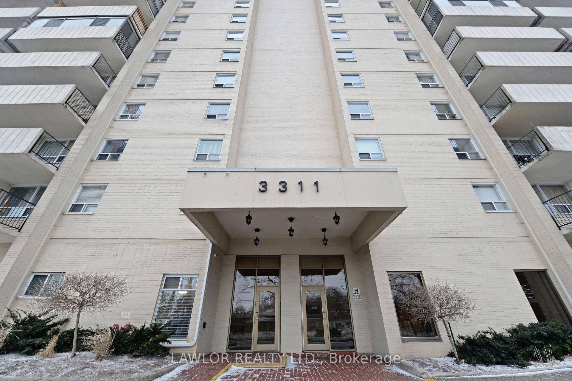 BLUFFS RARELY OFFERED CORNER SUITE LARGEST 1 BEDROOM UNIT IN BUILDING DOWNTOWN CN TOWER PANORAMIC SOUTH WEST VIEWS WELL MAINTAINED amp ; CARED FOR CONDO BUILDING SURROUNDED BY ALL AMENITIES, ...