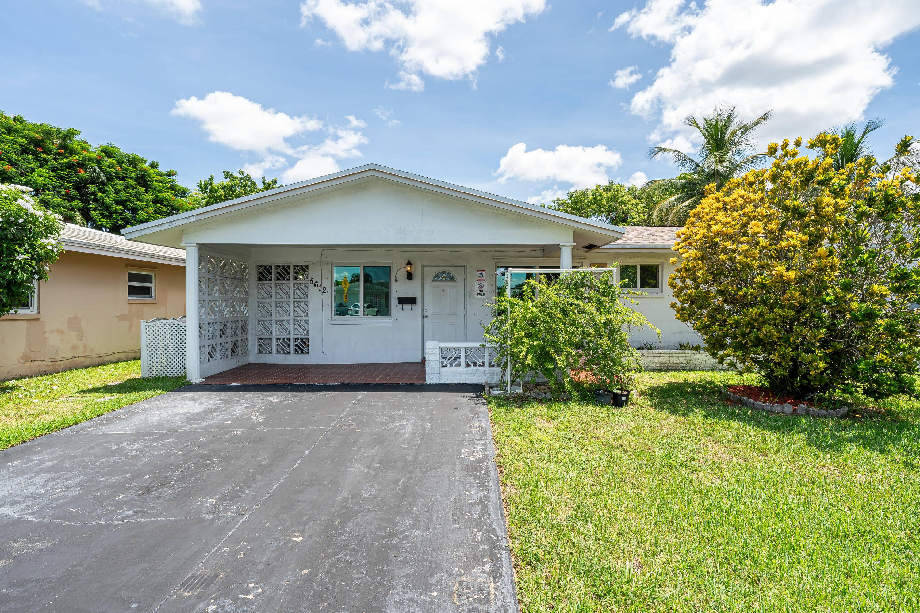 Welcome to this beautiful, rare, and well kept home 2 2 located in All Ages MAINLANDS OF TAMARAC LAKES community.