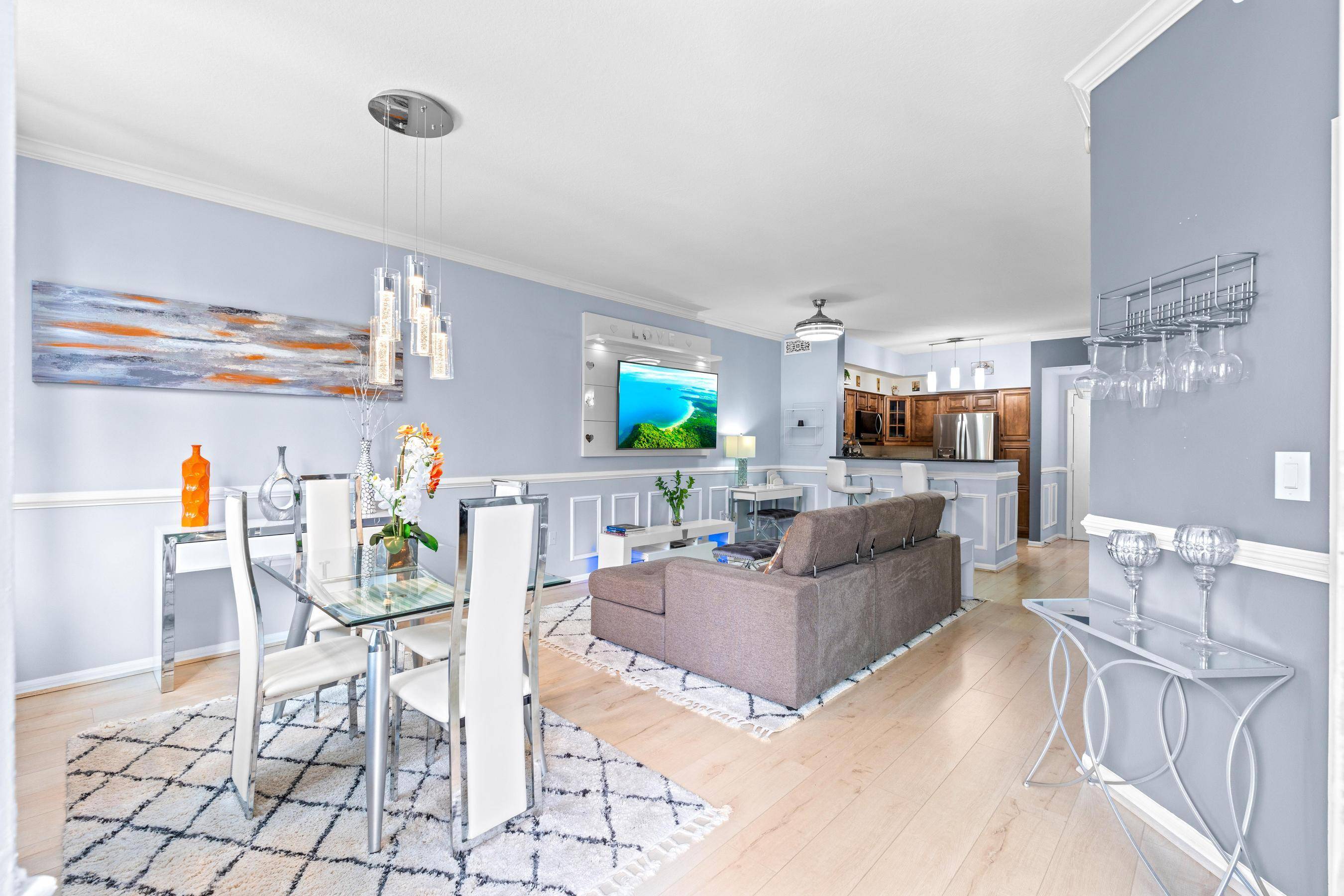 Fully furnished 1 bed, 1 bath condo located less than 1.