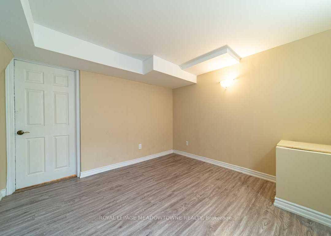 This is a great 1 bedroom basement unit with an open concept layout.