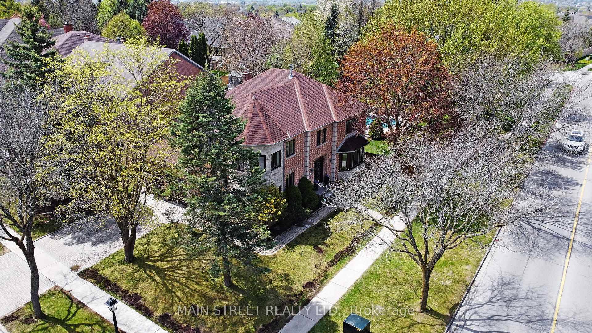 Exclusive enclave of Stonehaven among the finest homes in town Stunning curb appeal with stone and brick design Over 5500sqft of finished living space Quiet location on mature premium sized ...