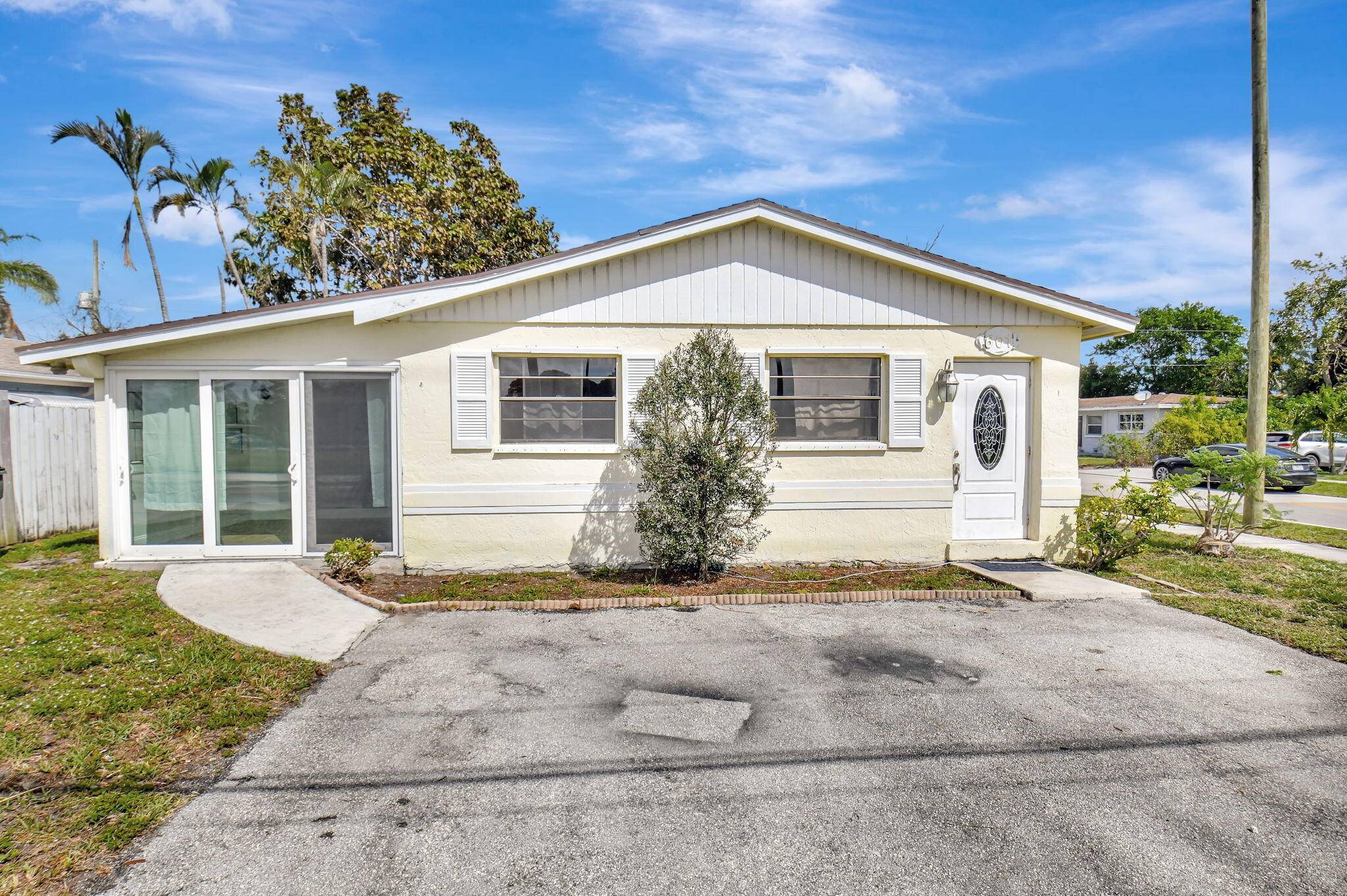 Charming 4 bedroom 2 bath single family home now available in desirable East Delray.
