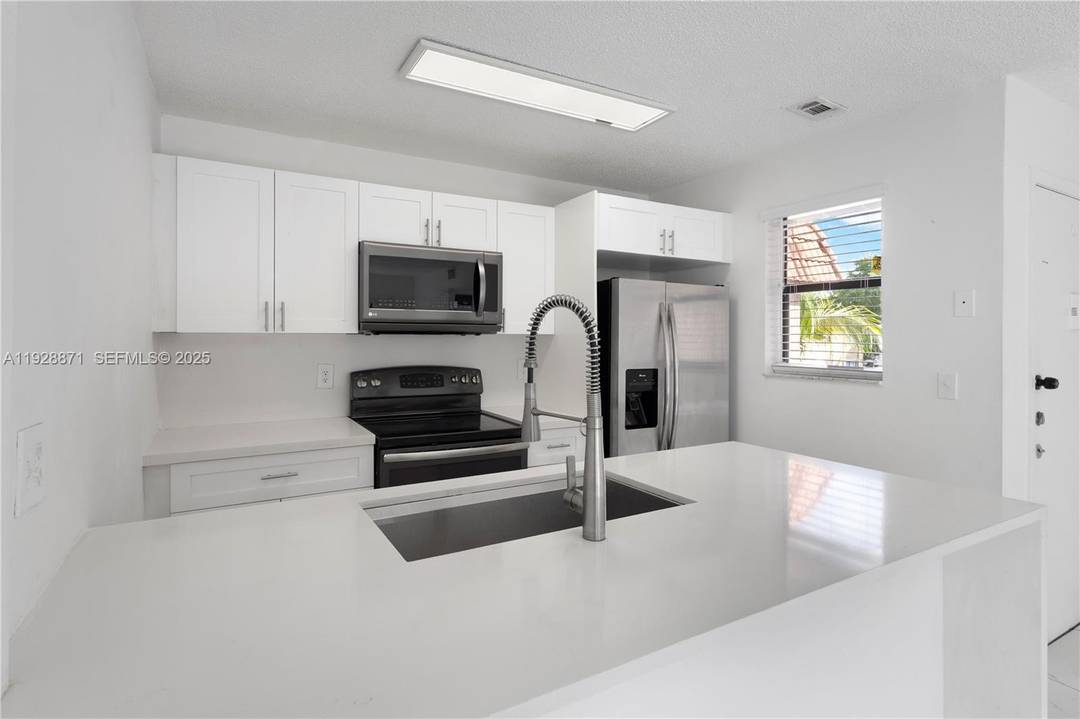 Great 3 bed, 2 bath apartment in the highly sought after Lago Grande community in Hialeah.