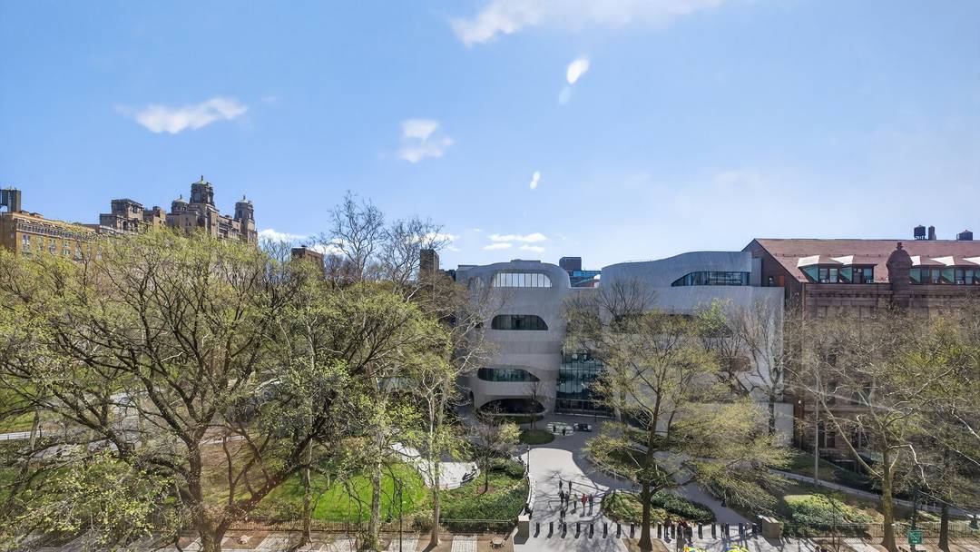 First time to market ! Spectacular views from bright East and South exposures over Theodore Roosevelt Park and the American Museum of Natural History.