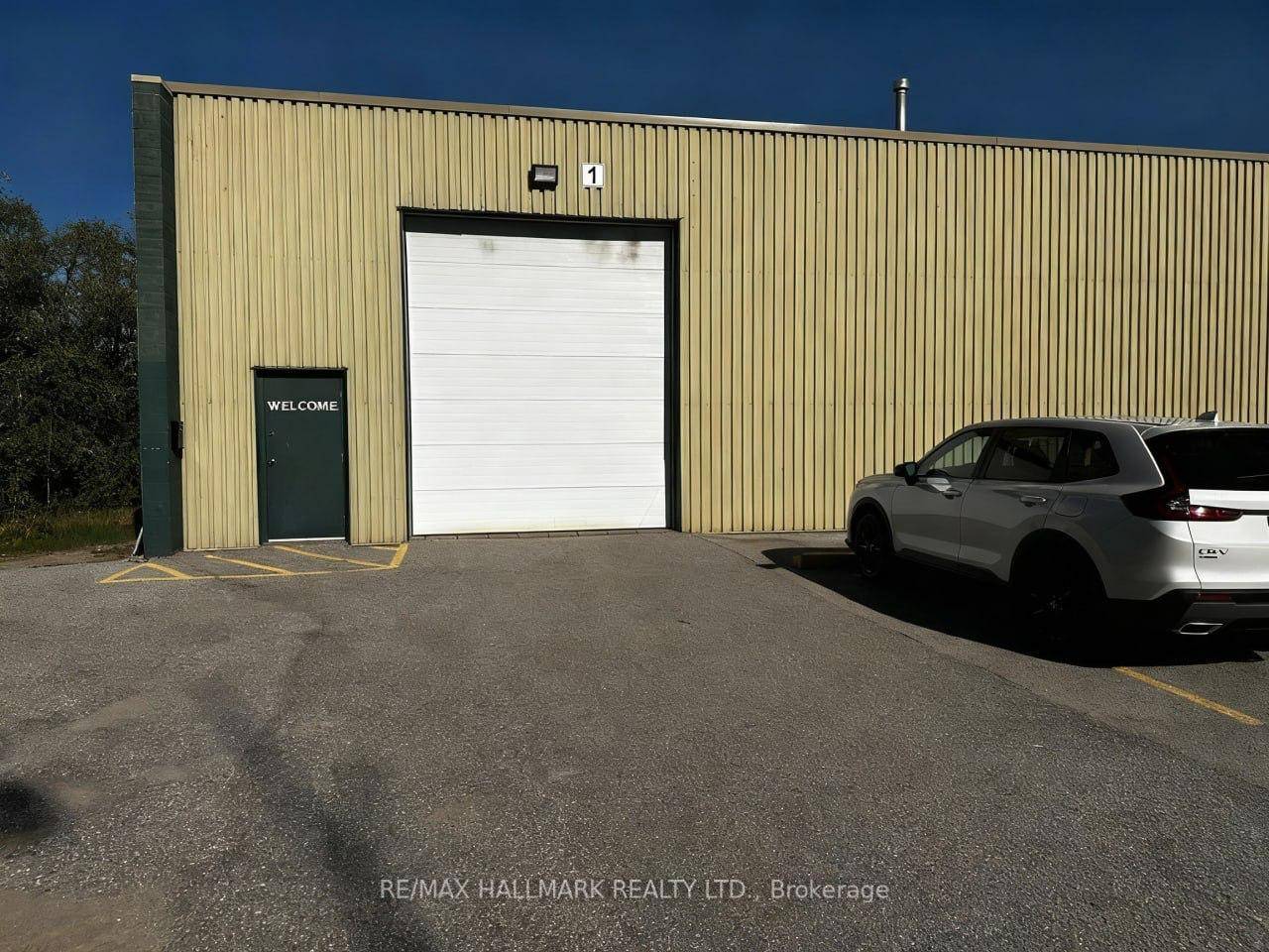 Fantastic, highly functional industrial unit in busy central Barrie with excellent access to HWY 400.