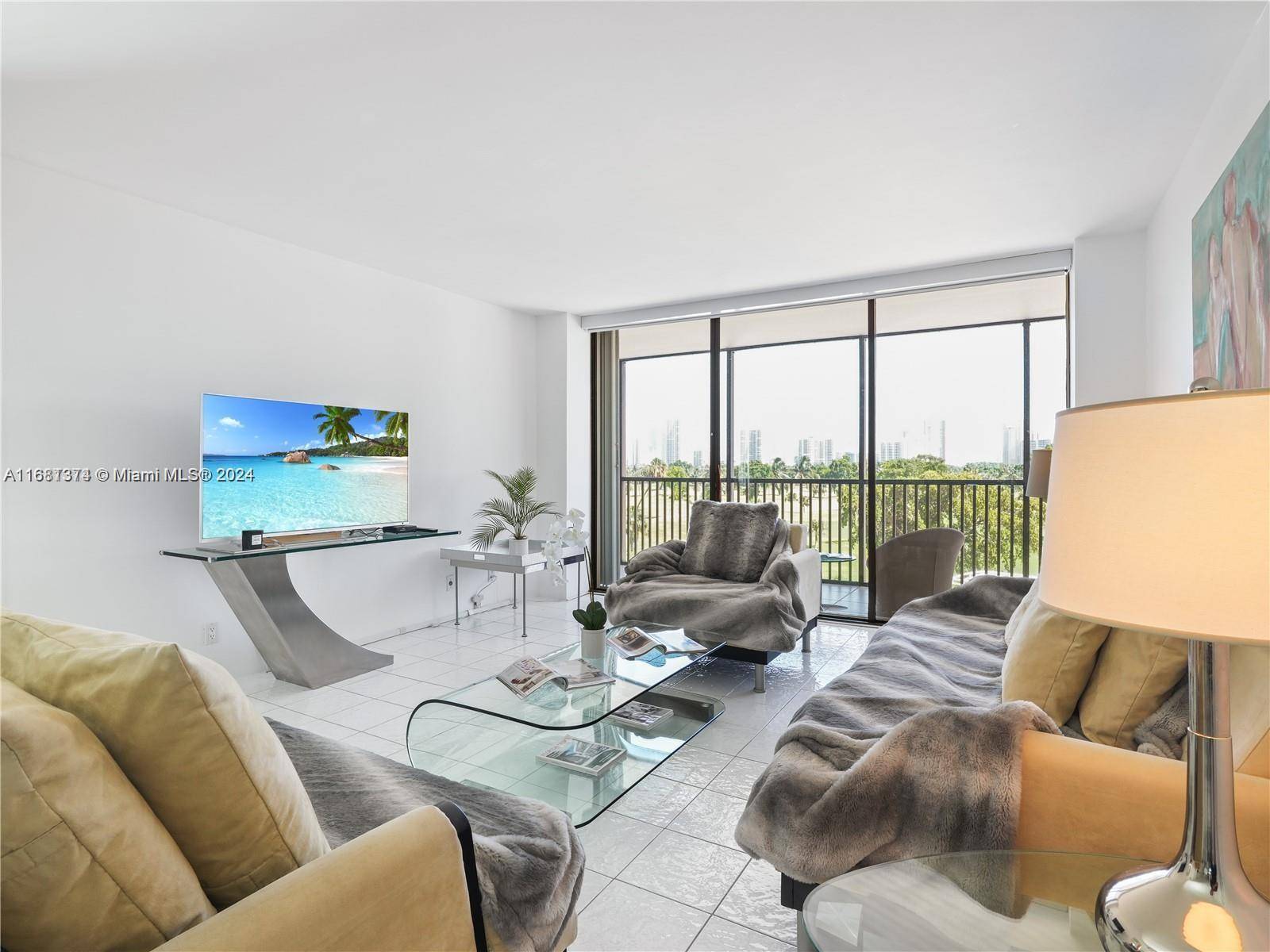 The most desirable and largest 06 line in the building, this 2 bed 2 bath condo features access to the balcony from all bedrooms and the living room.