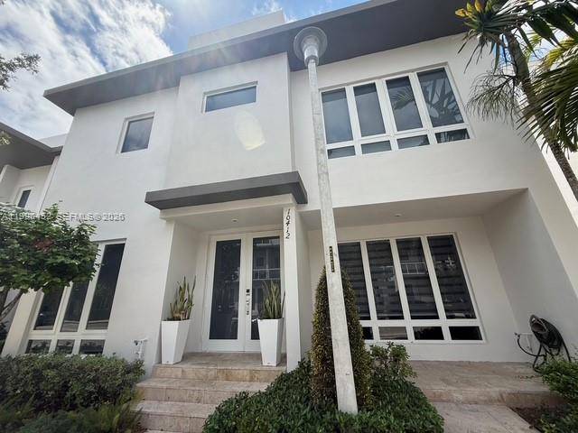 Beautiful corner unit townhouse located in the highly desirable Landmark Doral community.