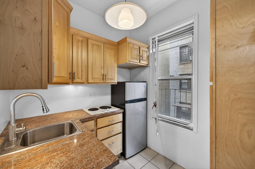 Apartment 4D at 25 West 64th Street is a thoughtfully designed alcove studio that blends classic charm with modern functionality, all in a prime Lincoln Center location.