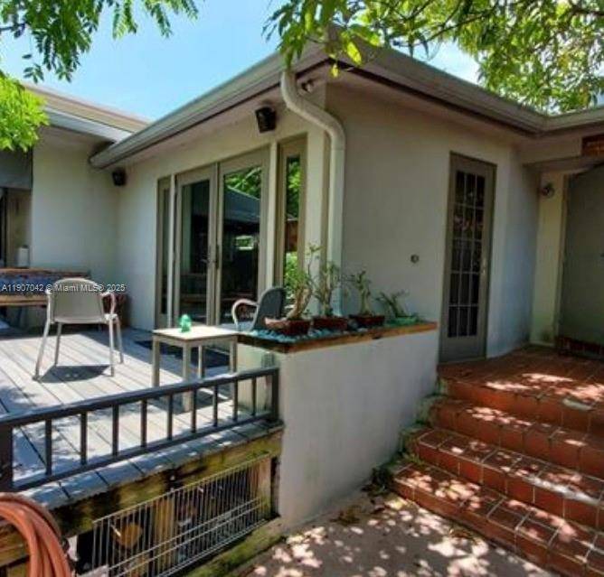 Beautiful and well maintained duplex in a prime Miami location !