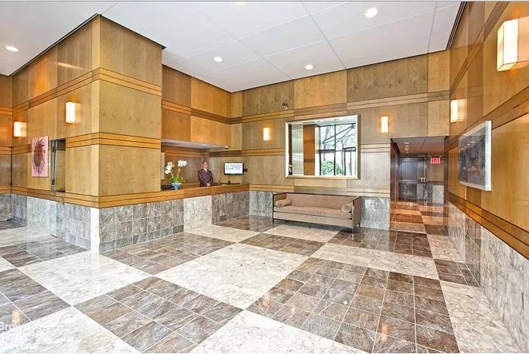 NO BOARD APPROVAL CONDO RULES INVESTOR FRIENDLY PIED A TERRES WELCOME Experience effortless luxury in this turnkey corner one bedroom home, boasting double exposures and sweeping open city views from ...