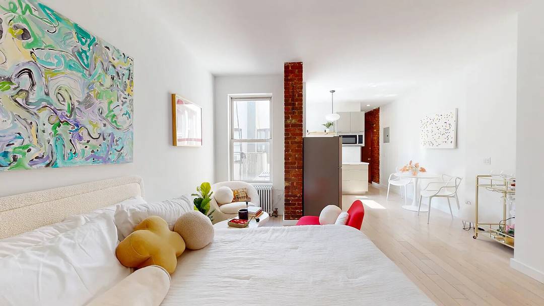 Sunny amp ; Quiet Studio in the Heart of SoHo Experience city living at its finest in this beautifully renovated studio located at the corner of Prince and Thompson Streets.