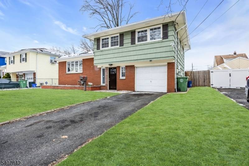 Discover this beautiful single family home in Roselle, featuring 3 bedrooms and 1.