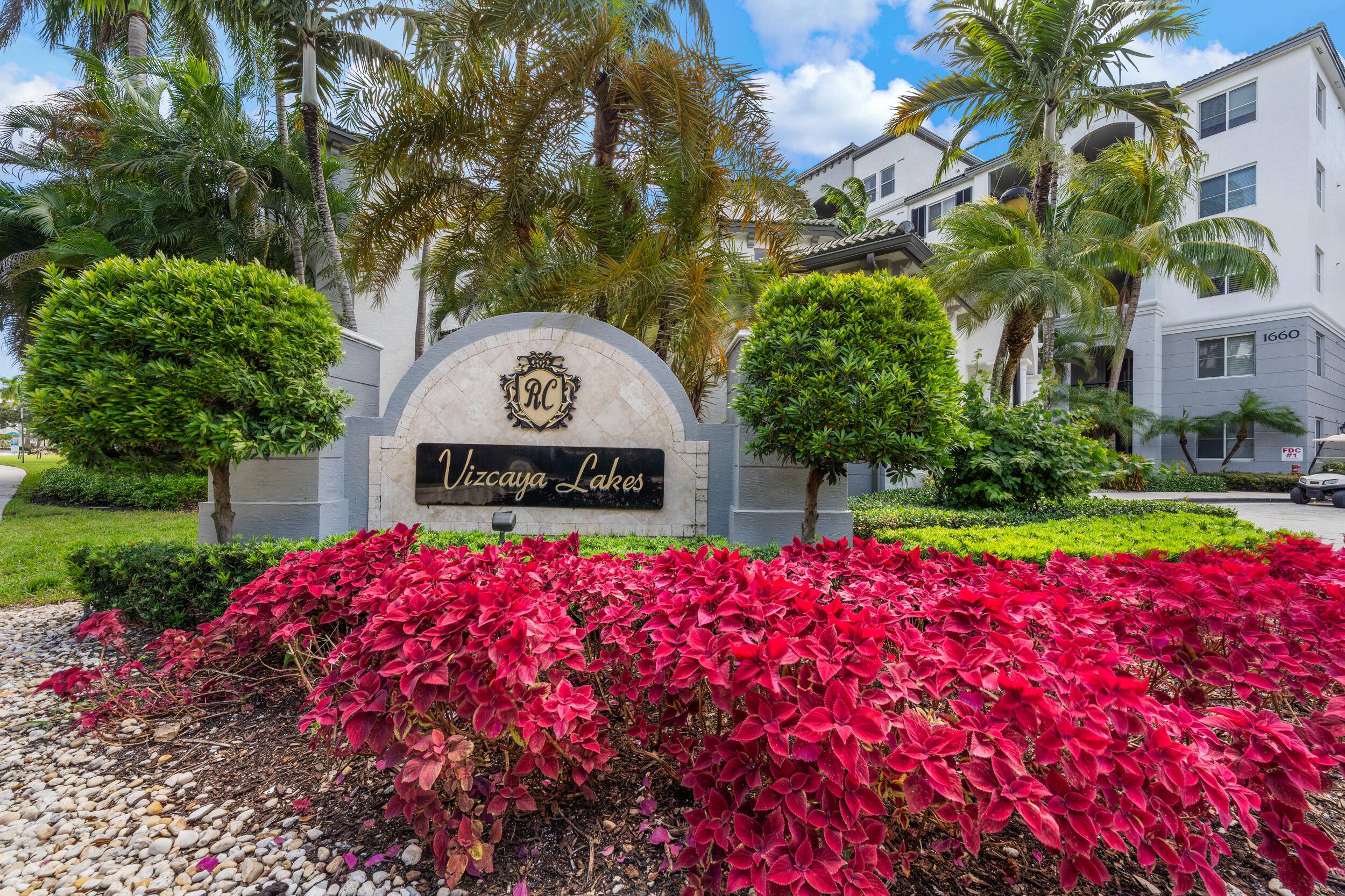 Prime Boynton Beach location minutes to beaches, shopping, dining, and I 95 !