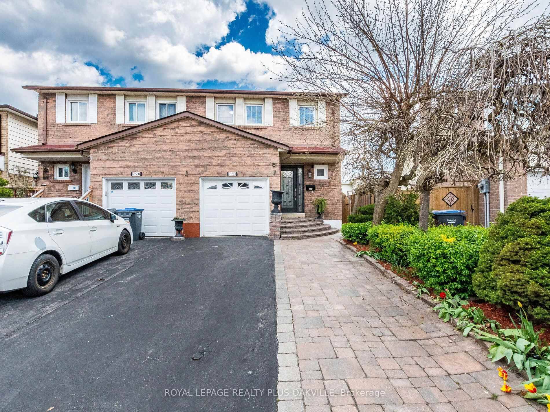 Spacious 4 bedroom semi detached home in central Mississauga.