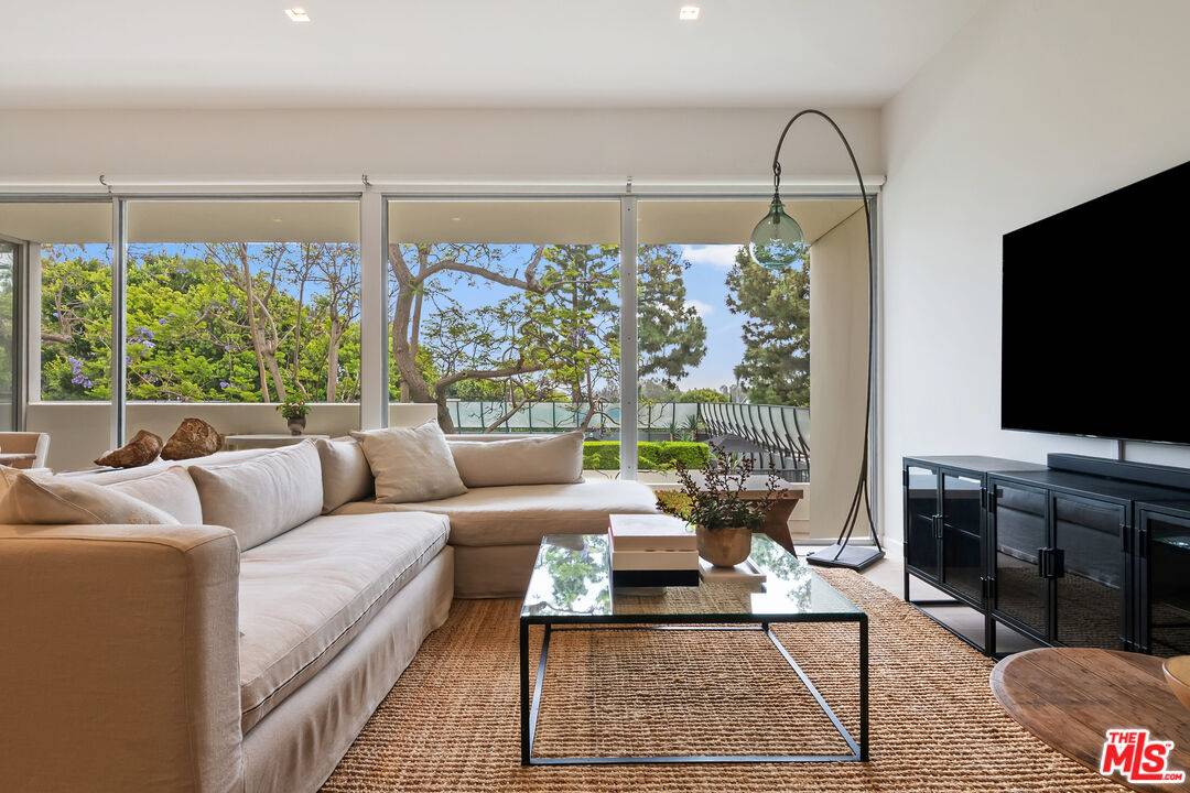 2220   Avenue Of The Stars 1BR Beverlywood La