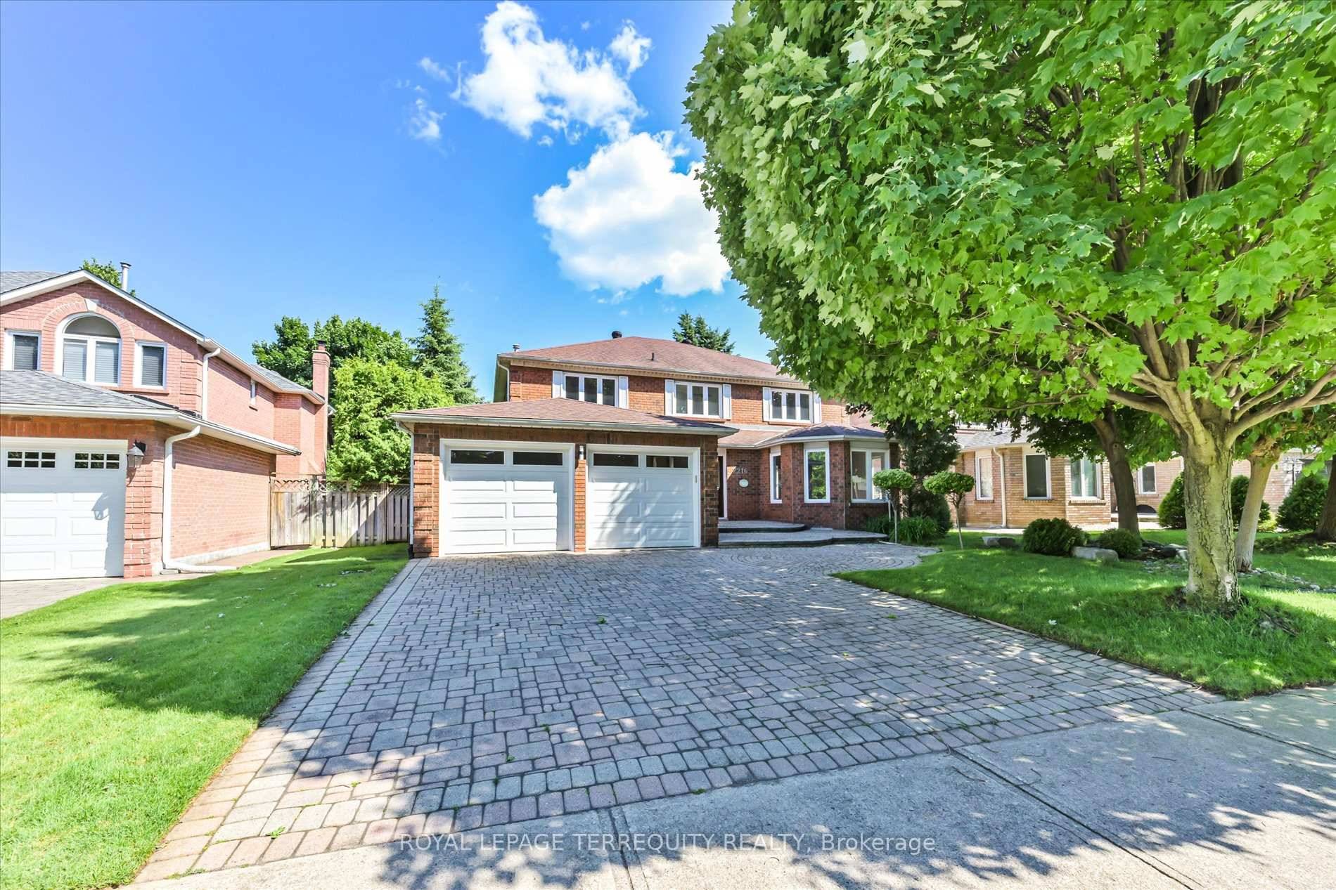 Discover luxurious living in prestigious Eastlake, Oakville.