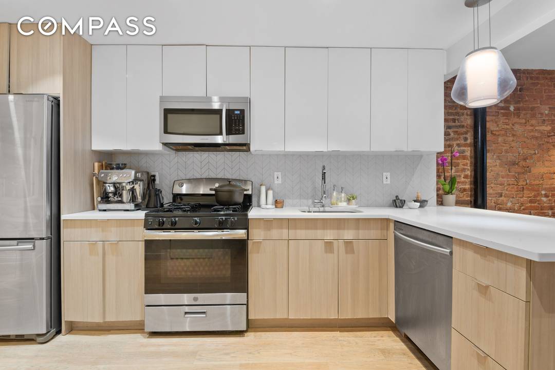 Set on one of the most picturesque brownstone blocks in prime Bed Stuy, Residence 1 at 667 Putnam Avenue offers the best of townhouse living with the ease of a ...