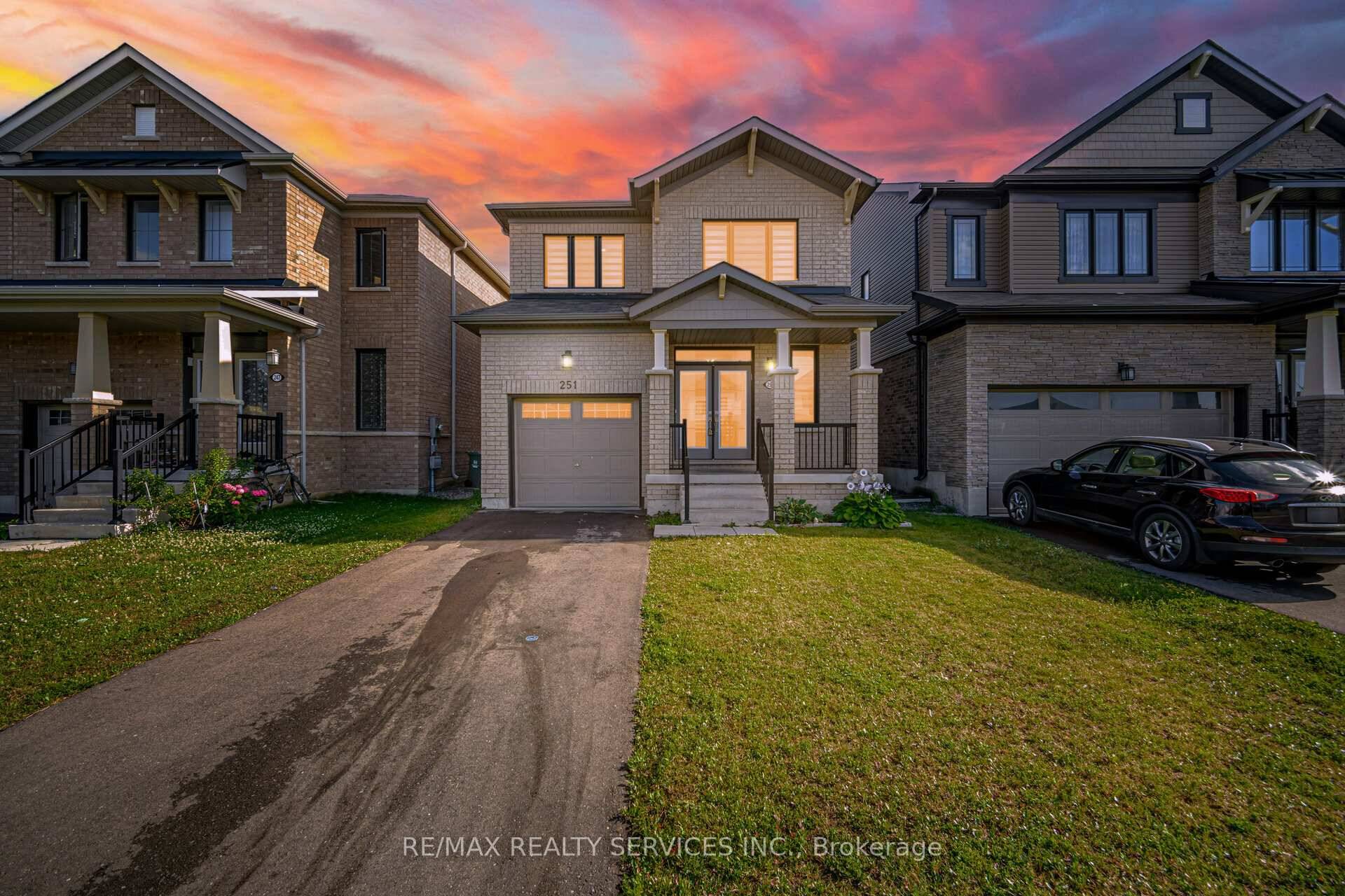 Premium Lot Gorgeous 3 Bedrooms Detached House In Demanding Area !