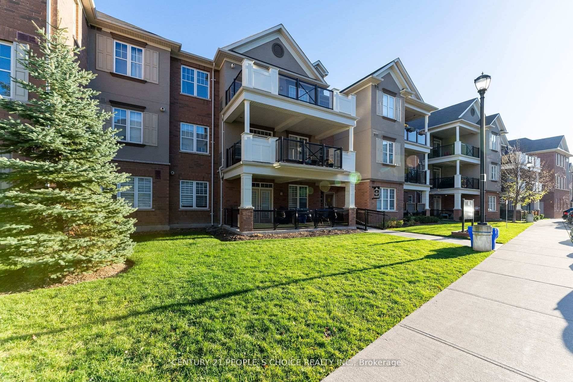 Beautiful 2 Bed 2 Bath Urban Townhome With 1000 Square Feet Of Living Space In Oak Park.