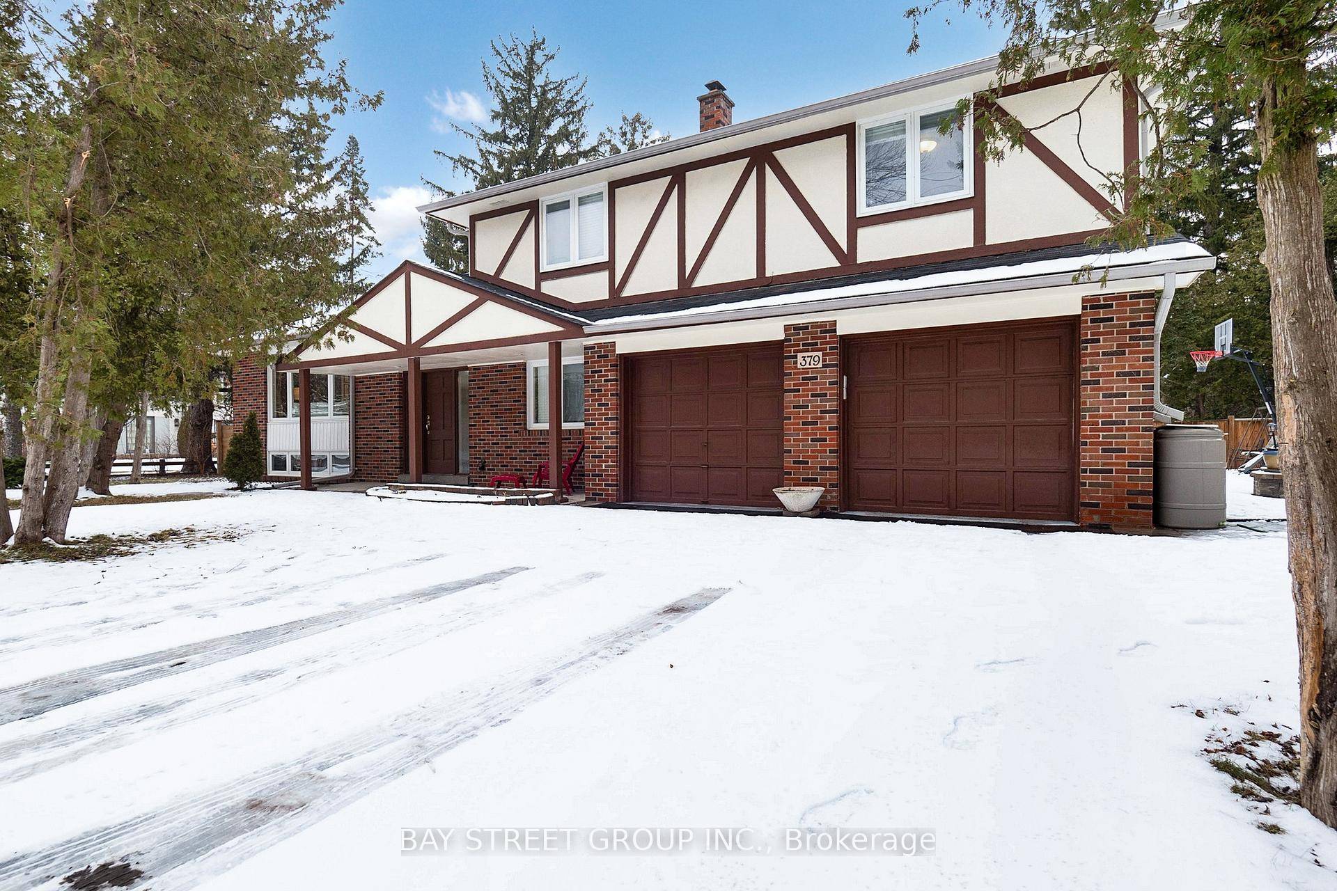 Discover this meticulously maintained 5 bedroom, 3 bathroom, 4 level side split in the highly sought after Eastlake community of Oakville.