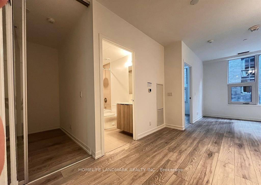 Welcome to 55 Mercer ! This bright and stylish 1 Bedroom Den, 1 Bathroom suite offers an efficient layout with sleek finishes in the heart of Toronto's Entertainment District with ...