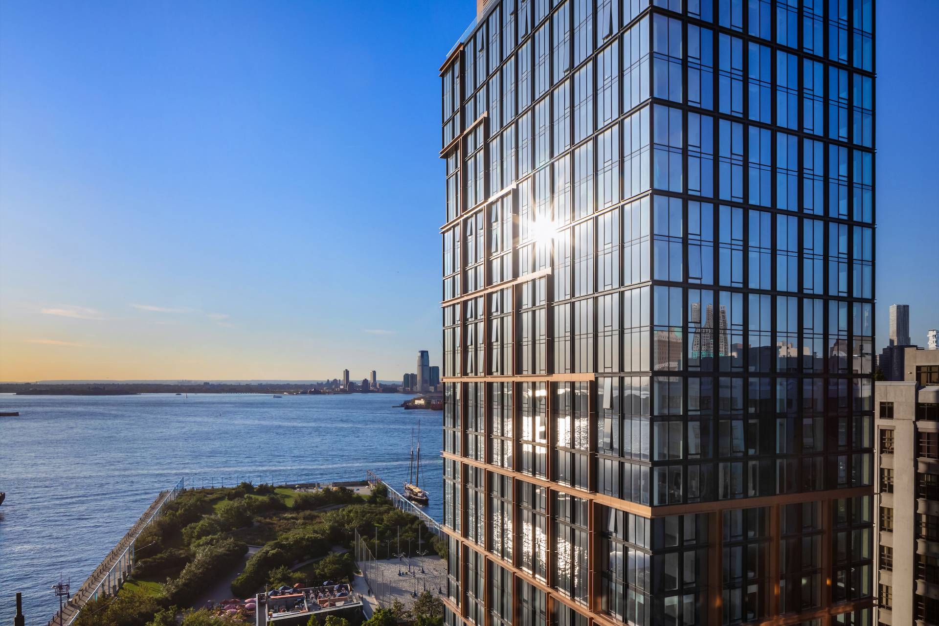 LUXURY WATERFRONT LIVING IN BROOKLYN HEIGHTS.