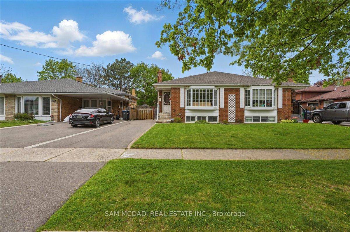 Welcome to this charming 3 1 bedroom bungalow nestled in Mississauga's well established and family friendly Applewood community.