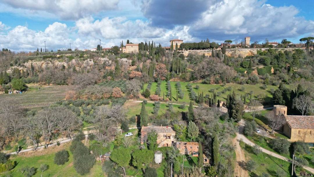 House for sale in Pienza Italy. Farm with an annex to restore and land in panoramic position. Pienza farm estate with farmhouse and outbuildings
