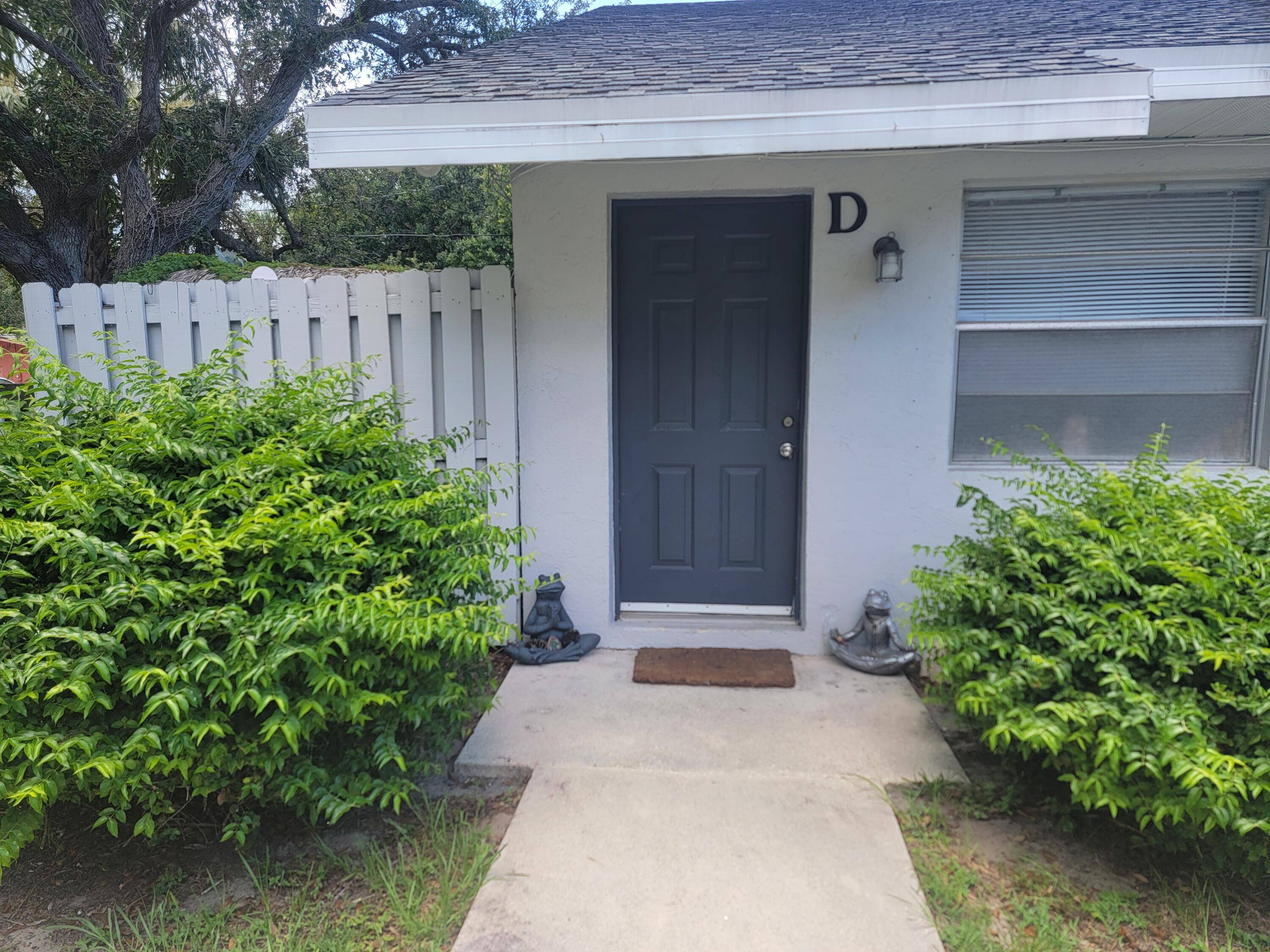 ATTENTION INVESTORS ! Nice one bedroom one and a half bath unit in good condition !